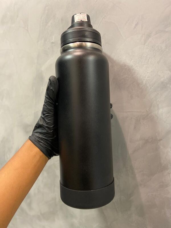 Garrafa Térmica Preta com Alça de Silicone
